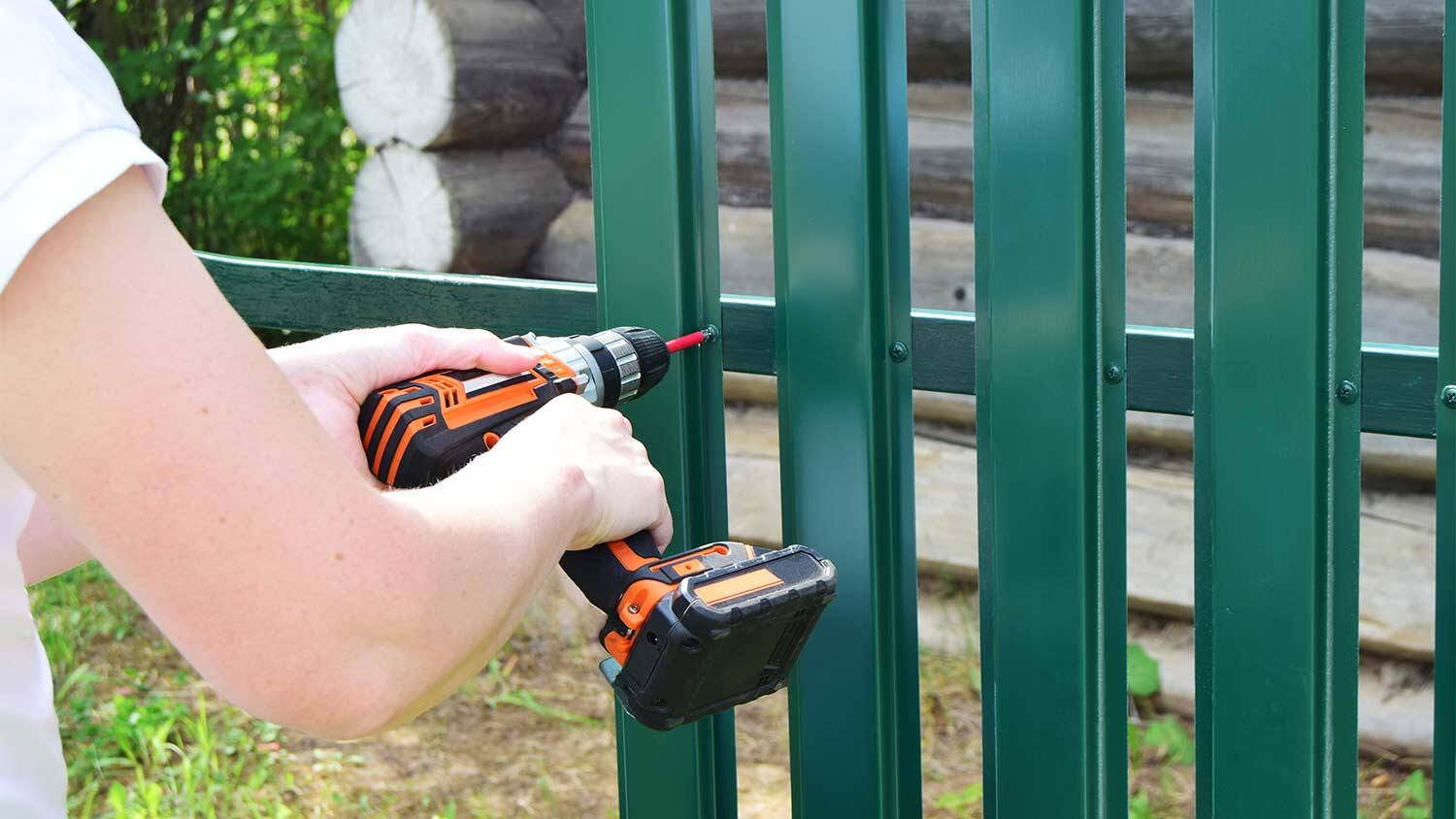 Монтаж металлического штакетника